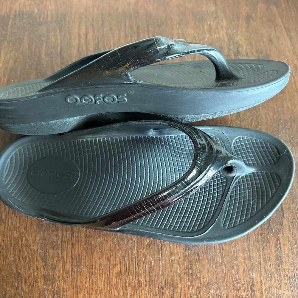 Oofos Oolala Solid Black Rubber Thong Sandals / W… - image 2